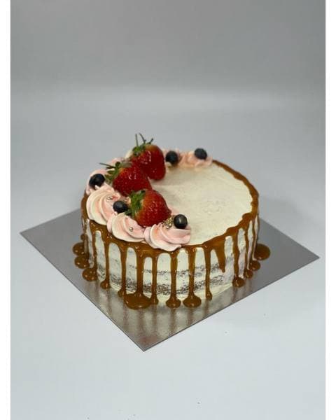 Caramel Drip Berry Cake
